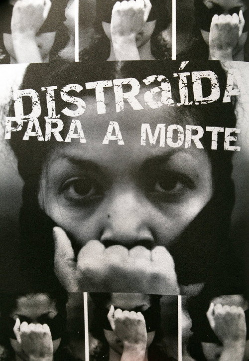 Distraída para a Morte official trailer poster