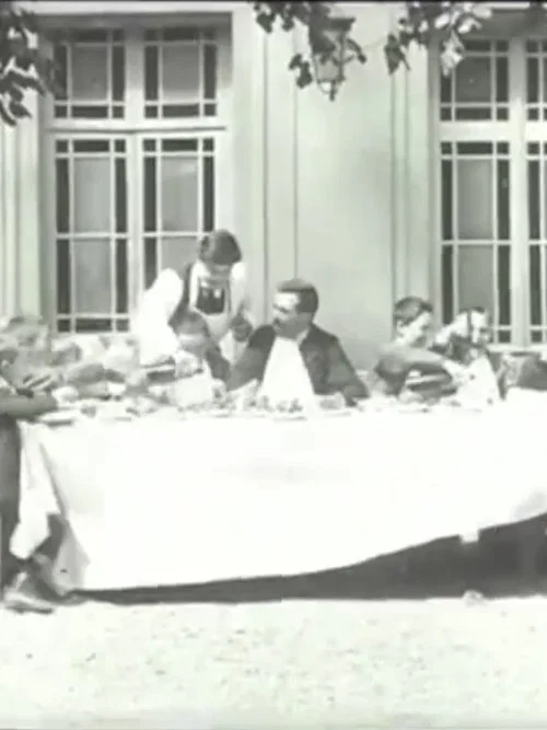 Au réfectoire official trailer poster
